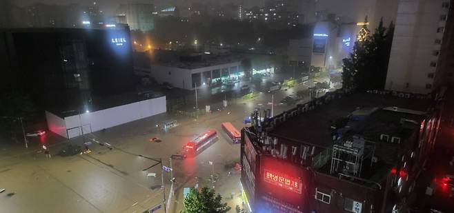 2022년 8월 8일 서울에 집중호우가 내린 8일 밤 서울 강남역 인근 도로가 물에 잠겨 있다. [연합]
