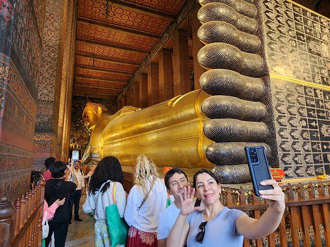 왓포 궁전사원의 대표적인 관광자원, 초대형 누워부처. 건강과 행복 '9988 1234' 웰다잉을 기원하는 곳이다.