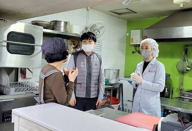 대구광역시 동구에 위치한 대구목련시장에서 롯데마트와 롯데중앙연구서 안전센터 관계자들이 위생안전 컨설팅을 실시하고 있는 모습 (사진=롯데마트 제공) *재판매 및 DB 금지