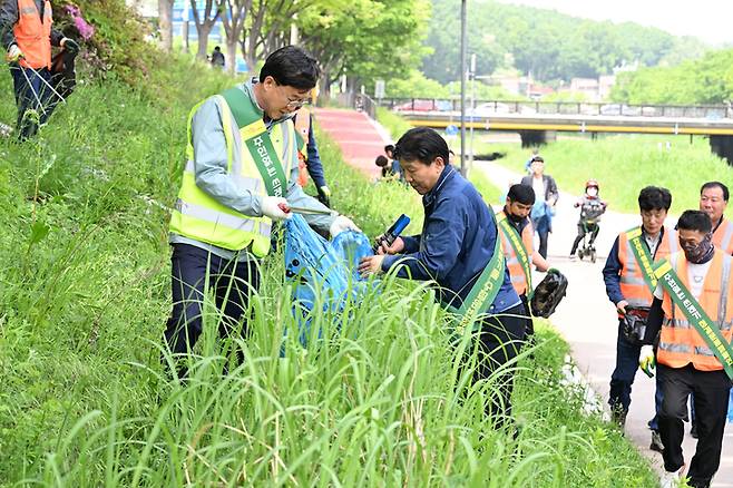 [안산=뉴시스] 봄맞이 청결운동 캠페인. (사진=안산시 제공) 2023.05.11. photo@newsis.com *재판매 및 DB 금지