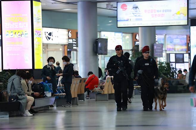 [광주=뉴시스] 변재훈 기자 = 광주경찰청은 5·18민주화운동 기념식, 광주비엔날레 등 지역 내 중요행사 관련 테러에 대비하고자 오는 19일까지 주요 다중이용시설에 경찰특공대 경력을 전진 배치한다고 11일 밝혔다. 사진은 특공대원들이 광주종합버스터미널 등지를 순찰하는 모습. (사진=광주경찰청 제공) 2023.05.11. photo@newsis.com *재판매 및 DB 금지