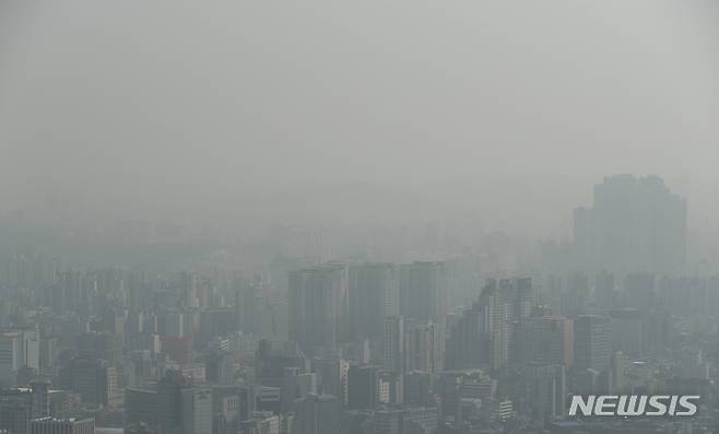 [서울=뉴시스] 김금보 기자 = 미세먼지 농도가 나쁨 수준을 보인 지난달 17일 오전 서울 중구 남산에서 바라본 서울 시내가 뿌옇게 보이고 있다. 2023.04.17. kgb@newsis.com