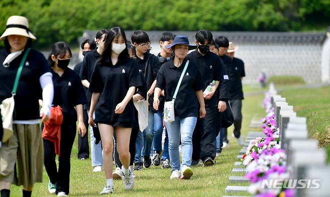 [광주=뉴시스] 이영주 기자 = 5·18민주화운동 43주기를 일주일 앞둔 11일 오전 광주 북구 운정동 국립5·18민주묘지에서 전북 임실 청웅중학교 학생들이 현장학습을 하고 있다. 2023.05.11. leeyj2578@newsis.com