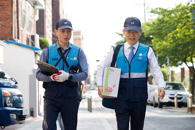 [서울=뉴시스] 이종호 과학기술정보통신부 장관이 11일 오후 서울 서대문구 북가좌동 인근에서임익수 서대문우체국 집배팀장과 함께 복지등기우편서비스를 점검하고 있다. (사진=과기정통부 제공) *재판매 및 DB 금지