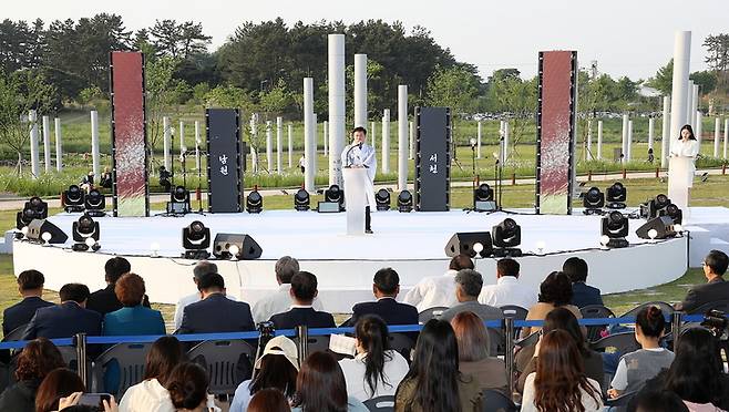 11일 정읍 동학농민혁명기념공원에서 열린 '제56회 동학농민혁명기념제', 이학수 시장이 동학농민혁명의 의의를 전달하며 인사말을 하고 있다. *재판매 및 DB 금지