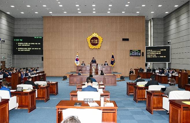 정무창 광주광역시의장이 11일 본회의장에서 열린 제316회 광주광역시의회 임시회 제6차 본회의에서 '광주시 공공기관 구조혁신 조례안' 등에 대해 의결하고 있다. 광주광역시의회 제공