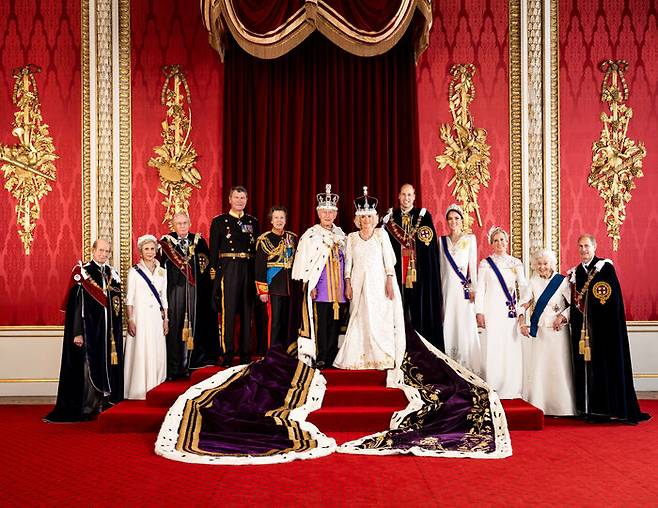 찰스 3세 국왕(가운데 왼쪽)의 대관식 기념사진 (출처: 영국왕실 공식 홈페이지)