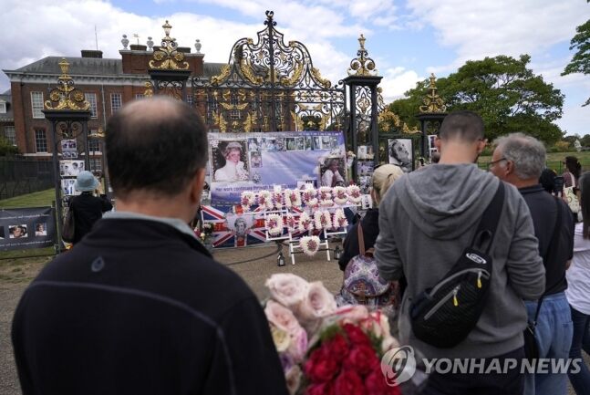 다이애나비 사망 25주기, 런던 켄싱턴궁 앞을 찾은 추모객들이 헌화하기 위해 줄을 서 있는 모습. (런던 AP=연합뉴스)