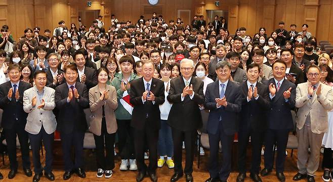 반기문 전 UN사무총장과 재학생들이 특강 후 단체로 기념 촬영을 하고 있다. 계명대학교 제공