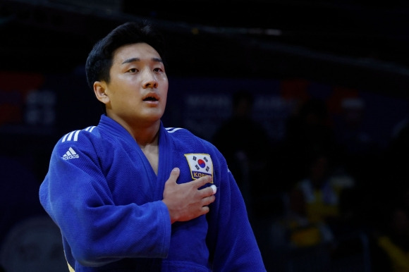 이준환이 11일(한국시간) 카타르 도하에서 열린 세계유도선수권 대회 남자 81kg급에서 동메달 결정전에서 승리한 뒤 세리머니하고 있다. AFP 연합뉴스