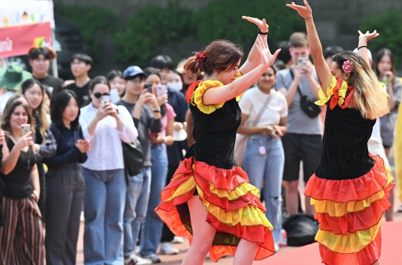 11일 오후 서울 성북구 고려대학교 서울캠퍼스 민주광장에서 열린 2023 외국인학생 축제 패션쇼에서 학생들이 춤을 추고 있다. 2023.5.11 홍윤기 기자