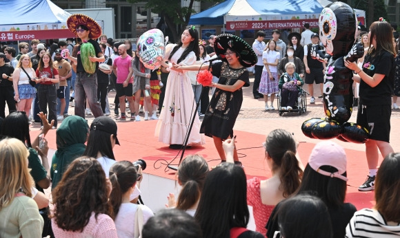 11일 오후 서울 성북구 고려대학교 민주광장에서 열린 2023 외국인학생 축제 패션쇼에서 학생들이 공연을 하고 있다. 2023.5.11 홍윤기 기자