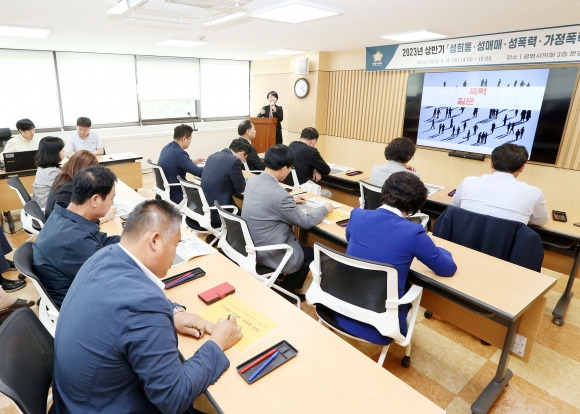 ‘성희롱·성매매·성폭력·가정폭력 예방 교육’에서 이미영 한국성인권교육센터 센터장이 강사로 나서서 강의했다. 광명시의회 제공