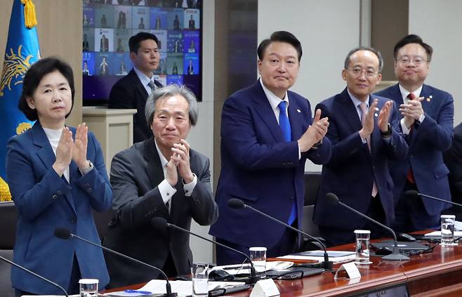 윤석열 대통령과 중대본 위원들이 5월11일 서울 용산 대통령실 청사에서 열린 코로나19 중앙재난안전대책본부 회의에서 코로나19 방역 최전선에서 활약한 의사, 간호사, 간호조무사 등 보건 의료진에게 격려의 박수를 보내고 있다. ⓒ 연합뉴스