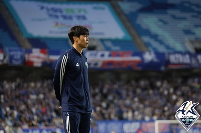 전북 현대 김두현 감독 대행이 경기를 지켜보고 있다. /사진=한국프로축구연맹