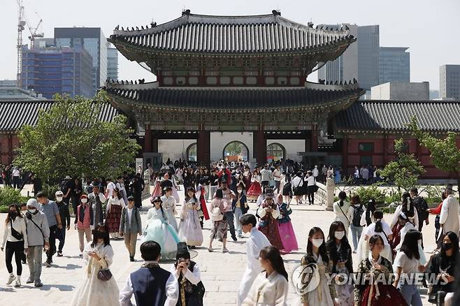 '오늘, 궁을 만나다' (서울=연합뉴스) 강민지 기자 = '2023 봄 궁중문화축전'이 진행 중인 3일 오전 서울 종로구 경복궁이 내외국인 관람객들로 붐비고 있다. 행사는 '오늘, 궁을 만나다'를 주제로 오는 7일까지 경복궁·창덕궁·창경궁·덕수궁·경희궁 등 5대 궁과 종묘, 사직단 일대에서 진행된다. 2023.5.3 mjkang@yna.co.kr