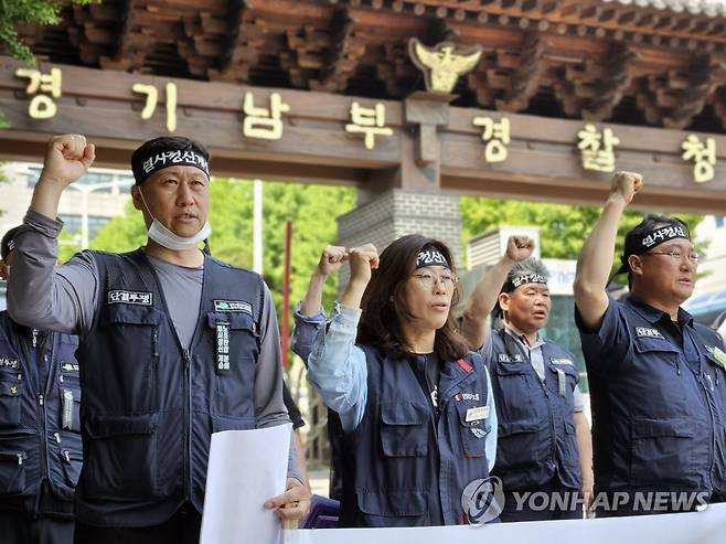 건설노조 경기지부 "탄압수사 중단하라" (수원=연합뉴스) 권준우 기자 = 11일 오후 경기 수원시 경기남부경찰청 앞에서 전국건설노동조합 경기도 건설지부 조합원들이 경찰의 집중 수사를 규탄하는 내용의 기자회견을 하고 있다. 2023.5.11 stop@yna.co.kr