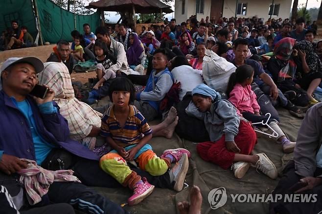 인도 동북부 부족 간 충돌로 대피한 주민들 (임팔[인도] AFP=연합뉴스) 인도 동북부 마니푸르주에서 발생한 부족 간 충돌로 대피한 주민들이 7일 군사주둔지역 내 임시보호소에 모여 있다. 지난 한 주간 마니푸르주에서는 정부의 지원정책을 둘러싼 부족간 충돌로 수십명이 사망했다. 2023.05.08 yerin4712@yna.co.kr