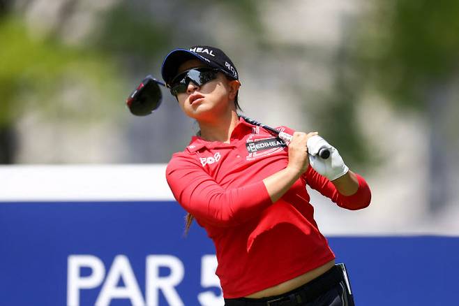 김세영이 12일 열린 LPGA 투어 코그니전트 파운더스 컵 1라운드에서 드라이버 티 샷이 날아가는 방향을 바라보고 있다.(사진=AFPBBNews)