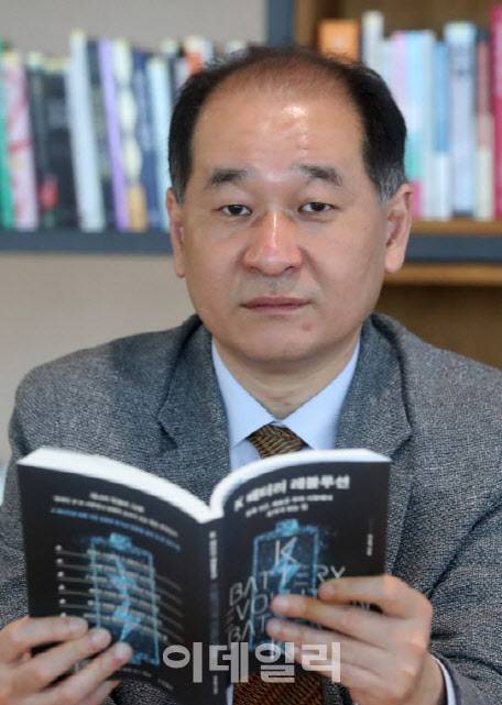 최근 책 ‘K배터리 레볼루션’(지와인)을 펴낸 박순혁 금양 홍보이사가 인터뷰에 앞서 사진을 찍고 있다(사진=김태형 기자).