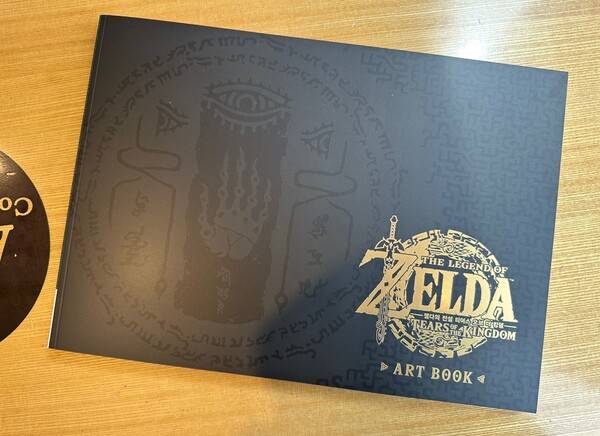 - 아트북은 훼손되기 쉬운 재질이니 조심해서 감상해야 한다