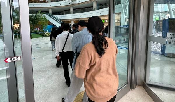 - 오전 8시 이미 20명 넘는 사람들이 기다리고 있었다