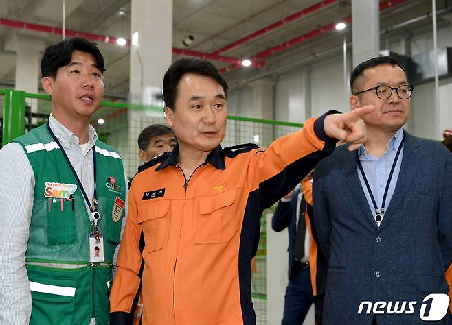남화영 소방청장이 10일 대구 쿠팡 물류센터 내부 소방안전시설을 점검하고 있다 (소방청 제공). 2023.05.11/뉴스1 @News1