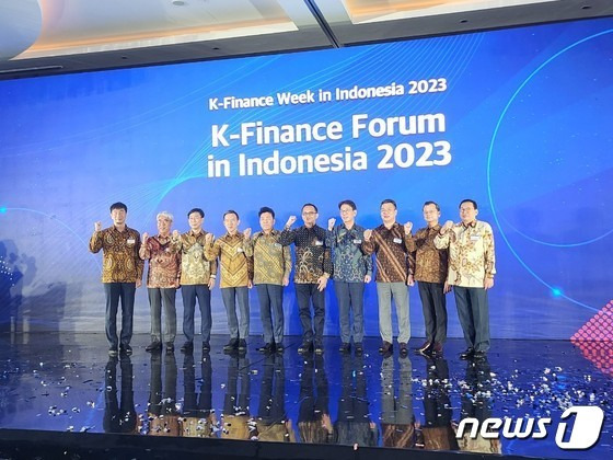 11일 인도네시아 자카르타에서 열린 'K-Finance Week In Indonesia 2023'에서 참석자들이 기념촬영을 하고 있다./뉴스1 ⓒ News1 서상혁 기자