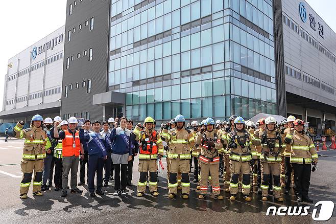 노삼석 한진 대표이사 사장(왼쪽에서 3번째) 조현민 마케팅·디지털플랫폼사업총괄(왼쪽에서 4번째)와 관계자들이 기념사진을 찍고 있다.(한진 제공)