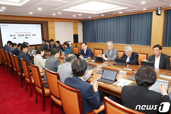 홍남표 창원시장을 비롯한 4급 이상 창원시 고위직 공무원들이 12일 시청에서 청렴한 리더단 1차 회의를 하고 있다.(창원시 제공)