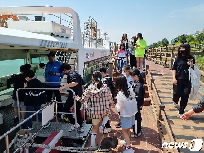 지난 5월10일 부산 북구 신금초등학교 학생들이 낙동강생태탐방선에서 탑승하는 모습.(부산관광공사 제공)