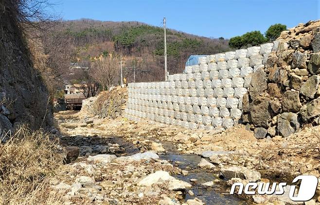 지난해 폭우로 호안시설이 유실된 광교산 소하천에 옹벽 블럭을 설치한 모습.(용인시 제공)