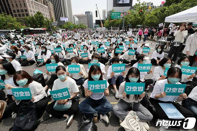 대한간호사협회 간호사들이 12일 오후 서울 동화면세점 앞 세종대로에서 열린 국제간호사의 날 기념 집회에서 피켓을 들고 간호법 제정을 촉구하고 있다. 2023.5.12/뉴스1 ⓒ News1 박세연 기자