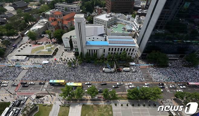 대한간호협회 간호사들이 12일 오후 서울 동화면세점 앞 세종대로에서 국제간호사의 날 기념 집회를 갖고 간호법 제정을 촉구하고 있다. 2023.5.12/뉴스1 ⓒ News1 박세연 기자