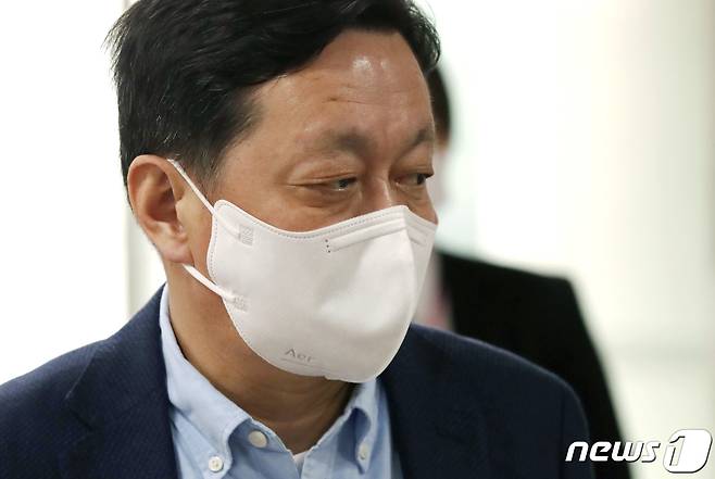 정진상 전 더불어민주당 대표실 정무조정실장이 12일 오전 서울 서초구 중앙지방법원에서 열린 특정범죄가중처벌 등에 관한 법률 위반 등 1심 속행 공판에 출석하고 있다. 2023.5.11/뉴스1 ⓒ News1 구윤성 기자