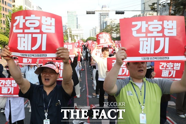 대한의사협회·대한간호조무사협회 등 보건복지의료 단체 회원 등 참가자들이 11일 오후 서울 여의도 국회 앞에서 열린 간호법·면허박탈법 폐기 2차 연가투쟁/보건복지의료연대 총선기획단 지역본부 출범식에서 간호법 폐기가 적힌 피켓을 들고 구호를 외치고 있다./뉴시스