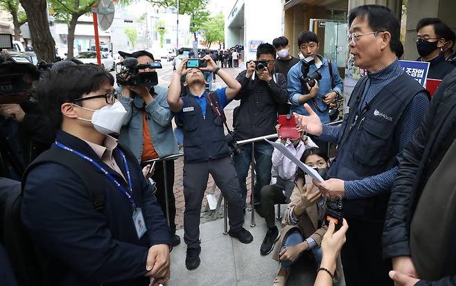 지난달 21일 고용노동부 관계자들이 회계 서류 비치·보존 여부가 확인되지 않은 노조에 대한 현장 조사를 위해 서울 중구 금속노조 사무실에 들어가려 하자 금속노조 관계자들이 이를 막아서고 있는 모습. /뉴스1