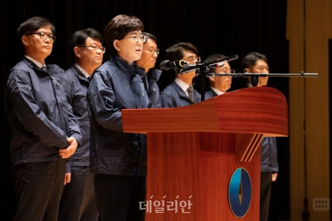 한국가스공사는 12일 대구 본사 국제회의장애서 최연혜 사장(가운데) 등 전 임직원이 참석한 가운데 비상결의대회를 개최했다. ⓒ한국가스공사