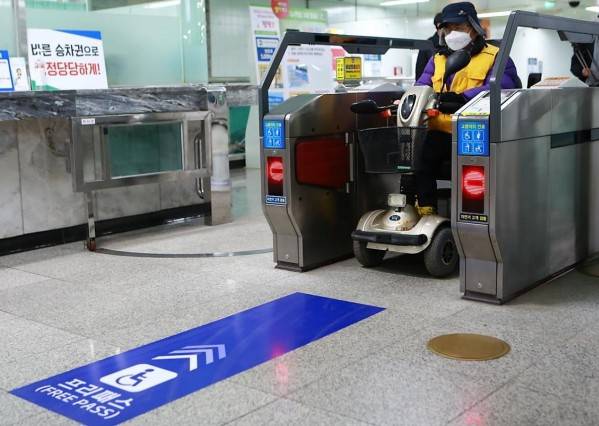 대전시는 시내 전 역사에 태그리스 개찰구를 설치하고, 중증 장애인을 대상으로만 서비스하고 있다. / 출처: 대전교통공사