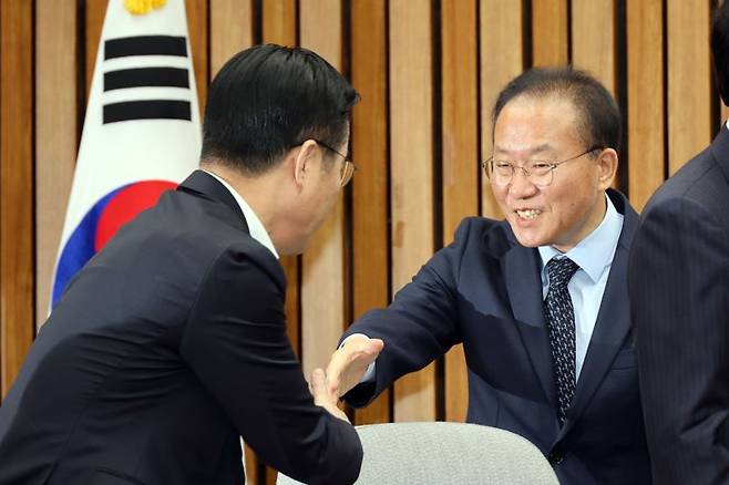 국민의힘 윤재옥 원내대표가 12일 국회에서 열린 원내대책회의에서 참석자들과 인사를 하고 있다. 사진=서동일 기자