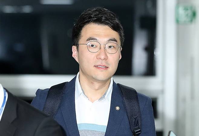 [서울=뉴시스] 이영환 기자 = 코인 보유 논란에 휩싸인 김남국 더불어민주당 의원이 9일 오후 서울 여의도 국회 의원회관에서 이동하고 있다. 2023.05.09. 20hwan@newsis.com /사진=뉴시스