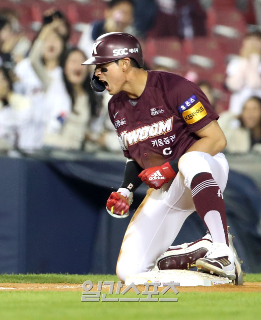 2023 KBO 프로야구 LG 트윈스와 키움 히어로즈의 경기가 9일 오후 서울 잠실야구장에서 열렸다. 7회 초 2사 1,2루 이정후가 2타점 적시 2루타를 치고 상대 수비를 틈타 3루까지 내달린 뒤 포효하고 있다. 잠실=김민규 기자