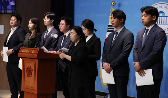 이동학(가운데), 박성민(왼쪽 두번째) 더불어민주당 전 최고위원, 정은혜 전 국회의원(오른쪽 세번째) 등 민주당 소속 청년 정치인들이 12일 오전 서울 여의도 국회 소통관에서 당 쇄신 관련 기자회견을 하고 있다. [사진=뉴시스]