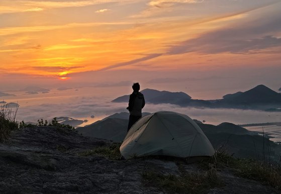 고흥 마복산 암반 야영 사이트에서 나 홀로 캠핑한 뒤 맞은 다도해 일출. 짙은 해무 사이로 떠오른 해가 세상을 온통 붉게 물들였다.