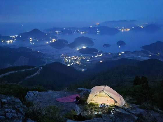 해가 진 뒤 마복산에서 내려다본 다도해의 푸른 밤.