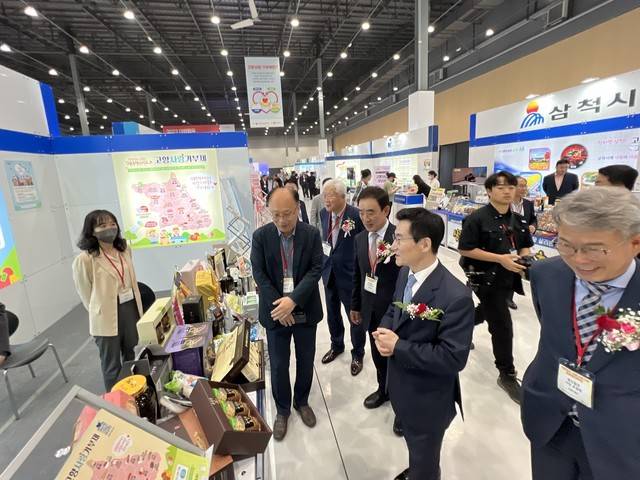 ‘2023 대한민국 고향사랑기부 한마당대축제’가 12일 수원역 앞 수원메쎄에서 전국 50여개 자치단체와 농협 등 유관기관과 지역일간지 대표, 출향인들이 대거 참여한 가운데 열렸다. 이번 행사는 오는 14일까지 진행된다. 이세훈