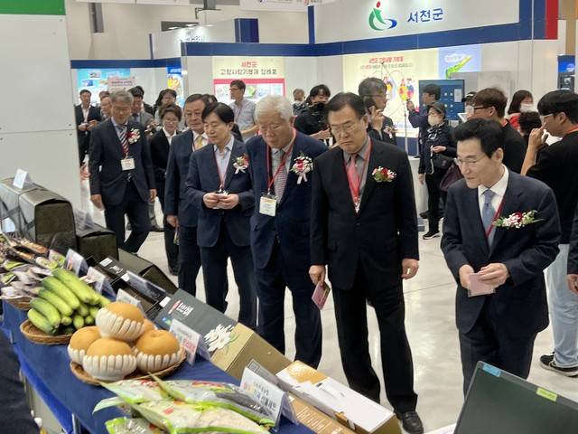 &nbsp;&nbsp; ‘2023 대한민국 고향사랑기부 한마당대축제’가 12일 수원역 앞 수원메쎄에서 전국 50여개 자치단체와 농협 등 유관기관과 지역일간지 대표, 출향인들이 대거 참여한 가운데 열렸다. 이번 행사는 오는 14일까지 진행된다. 이세훈