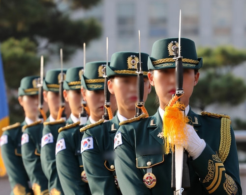 국방부 의장대 여군들이 '받들어 총'을 하고 있는 모습. 뉴시스