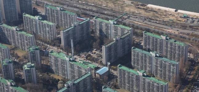 단지 내 학교 용지 이전 문제가 해결되지 않아 재건축이 지연되고 있는 송파 잠실주공 5단지 전경. [사진 = 연합뉴스]