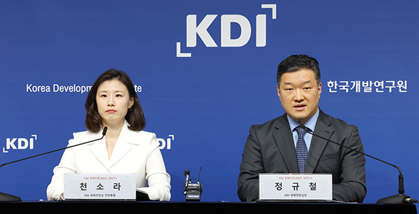 Jeong Gyu-chul, director at the KDI, right, announces economic outlook on May 11. [Photo by Yonhap]